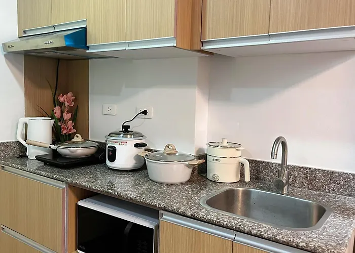 Unit Near Mactan Airport With Pool, Gym, Free Wifi, And Netflix Aparthotel